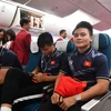 Các cầu thủ trên chuyến bay của Vietnam Airlines về nước. (Ảnh: CTV/Vietnam+)