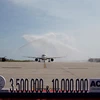 Chuyến bay VJ837 chào đón vị khách thứ 10 triệu và khách du lịch quốc tế thứ 3,5 triệu qua Cảng Hàng không Quốc tế Cam Ranh năm 2019. (Ảnh: CTV/Vietnam+)