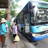 Hành khách mua vé tháng xe buýt có thể không cần dùng tiền mặt. (Ảnh: Huy Hùng/Vietnam+)