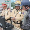 Cảnh sát giao thông tiến hành đo nồng độ cồn. (Ảnh: Việt Hùng/Vietnam+)