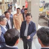 Bộ trưởng Bộ Giao thông Vận tải Nguyễn Văn Thể yêu cầu lãnh đạo bến xe quán triệt không để bất cứ hành khách nào không có xe để về quê ăn Tết. (Ảnh: Việt Hùng/Vietnam+)