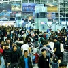 Hành khách làm thủ tục chuyến bay tại Cảng hàng không quốc tế Nội Bài. (Ảnh: CTV/Vietnam+)