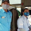 Tài xế và nhân viên bán vé xe buýt của Tổng công ty Vận tải Hà Nội đã đeo khẩu trang trong quá trình phục vụ vận tải hành khách. (Ảnh: CTV/Vietnam+)