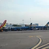 Máy bay của các hãng hàng không Vietnam Airlines và Vietjet. (Ảnh: Việt Hùng/Vietnam+)