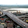 Cầu Vĩnh Tuy được đưa vào khai thác sử dụng từ năm 2010 góp phần giảm áp lực lên cầu Chương Dương. (Ảnh: Huy Hùng/TTXVN)
