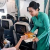 Tiếp viên phục vụ đồ uống trên chuyến bay của Vietnam Airlines. (Ảnh: CTV/Vietnam+)