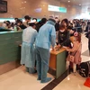 Hành khách làm thủ tục khai báo y tế tại sân bay. (Ảnh: Thu Phương/Vietnam+)
