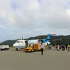 Những hành khách đi trên máy bay đặt chân đến Cảng hàng không Côn Đảo. (Ảnh: Việt Hùng/Vietnam+)