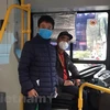 Tài xế và nhân viên phụ xe buýt tại Hà Nội đeo khẩu trang phòng chống dịch COVID-19. (Ảnh: CTV/Vietnam+)