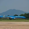 Máy bay của hãng hàng không Vietnam Airlines trên đường băng ở một sân bay. (Ảnh: Việt Hùng/Vietnam+)