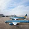 Máy bay Vietnam Airlines xếp hàng dài nằm đắp chiếu tại sân bay Nội Bài. (Ảnh: CTV/Vietnam+)