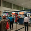 Hành khách làm thủ tục chuyến bay của Jetstar Pacific từ Thành phố Hồ Chí Minh-Hà Nội trong chiều ngày 15/4. (Ảnh: Tiến Sỹ/Vietnam+)