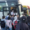 Hành khách lên phương tiện vận tải để về quê trong dịp nghỉ lễ 30/4 và 1/5. (Ảnh: Nam Khánh/Vietnam+)