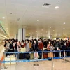 Hành khách làm thủ tục nhập cảnh tại sân bay Nội Bài. (Ảnh: Phan Công/Vietnam+)