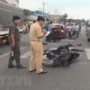 Cảnh sát giao thông đang điều tra tại hiện trường một vụ tai nạn. (Ảnh: Nguyễn Văn Việt/TTXVN)