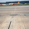 Đường cất hạ cánh sân bay Nội Bài được vá trám tạm thời nhằm đảm bảo khai thác. (Ảnh: Việt Hùng/Vietnam+)
