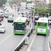 Buýt nhanh BRT 01 Kim Mã-Yên Nghĩa đi vào hoạt động đã thu hút được số lượng khách tham gia khá cao. (Ảnh: Thi Uyên/Vietnam+)