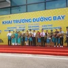 Tặng hoa cho những hành khách đầu tiên và tổ bay trên chuyến bay Hải Phòng-Phú Quốc của Vietnam Airlines. (Ảnh: Việt Hùng/Vietnam+)