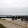 Tàu thuyền lưu thông qua cầu Đuống. (Ảnh: CTV/Vietnam+)