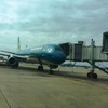 Hành khách Vietnam Airlines bay Hà Nội-Thành phố Hồ Chí Minh được phục vụ cửa lên máy bay có ống lồng. (Ảnh: Việt Hùng/Vietnam+)