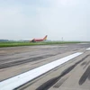 Một đường cất hạ cánh sân bay quốc tế Nội Bài sẽ được đóng để cải tạo, nâng cấp sửa chữa những hư hỏng. (Ảnh: Việt Hùng/Vietnam+)