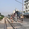 Những đường ngang có biển báo đã được Tổng công ty Đường sắt nâng cấp thành đường ngang cảnh báo tự động. (Ảnh: Việt Hùng/Vietnam+)