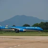 Máy bay của hãng hàng không Vietnam Airlines trên đường băng ở một sân bay. (Ảnh: Việt Hùng/Vietnam+)