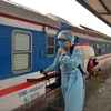 Đường sắt tiến hành phun thuốc khử trùng đoàn tàu để phòng chống dịch COVID-19. (Ảnh: Việt Hùng/Vietnam+)
