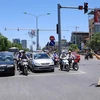 Cảnh sát giao thông làm nhiệm vụ phân luồng giao thông tại ngã tư Đại Cồ Việt-Xã Đàn-Giải Phóng. (Ảnh: Doãn Tấn/TTXVN)