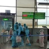Những hành khách mắc kẹt ở Đà Nẵng do dịch COVID-19 đã được hãng hàng không Vietjet thực hiện chuyến bay đưa về Hà Nội. (Ảnh: T.T)