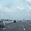Phương tiện lưu thông trên một đoạn tuyến cao tốc được đưa vào khai thác. (Ảnh: Việt Hùng/Vietnam+)