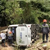 Hiện trường vụ tai nạn giao thông lật xe khách ở Quảng Bình ngày 26/7/2020 khiến 15 người thiệt mạng. (Ảnh: TTXVN)
