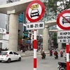 Nhiều tuyến phố ở Hà Nội sẽ cắm lại biển cấm xe hợp đồng dưới 9 chỗ. (Ảnh: CTV/Vietnam+)