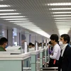 Hành khách làm thủ tục nhập cảnh tại sân bay quốc tế Nội Bài. (Ảnh: Huy Hùng/TTXVN)