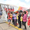 Những hành khách trên chuyến bay đầu tiên kết nối Thủ đô Bangkok- Ubon Ratchathani. (Ảnh: CTV/Vietnam+)