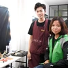 Nhiều chị em đối tác tài xế Gojek bất ngờ và thú vị với diện mạo mới của mình khi lần đầu tiên được trang điểm, làm tóc. (Ảnh: CTV/Vietnam+)