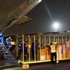 Các hãng hàng không sẽ vận chuyển miễn phí hàng hoá cứu trợ tới vùng lũ miền Trung. (Ảnh: CTV/Vietnam+)