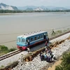 Ngành đường sắt cho chạy tàu qua một vị trí được khắc phục do ảnh hưởng của mưa lũ lớn tại miền Trung. (Ảnh: CTV/Vietnam+)