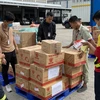 Nhân viên Vietjet Air tiếp nhận hàng hóa cứu trợ vận chuyển miễn phí đến miền Trung. (Ảnh: CTV/Vietnam+)