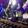 Công nhân đường sắt tiến hành sửa chữa, khắc phục sự cố vụ tàu thủy va vào cầu đường sắt Tam Bạc tại Hải Phòng. (Ảnh: VNR cung cấp)