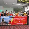 Những hành khách đầu tiên trên chuyến bay khai trương Chiang Rai-Hat Yai. (Ảnh: CTV/Vietnam+)