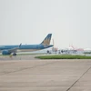 Tàu bay trên đường lăn ra đường cất hạ cánh tại sân bay Nội Bài. (Ảnh: Việt Hùng/Vietnam+)