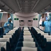 Vietnam Airlines đã thực hiện nghiêm phun khử trùng khoang khách, tập trung các vị trí hành khách tiếp xúc nhiều như ngăn hành lý, ghế ngồi… (Ảnh: CTV/Vietnam+)