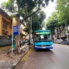 Nhiều đơn vị vận hành các tuyến buýt ở Hà Nội đã phải đi vay ngân hàng để duy trì hoạt động và vẫn ngóng chờ thanh quyết toán. (Ảnh: Việt Hùng/Vietnam+)
