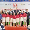 Trao tặng 400 mũ bảo hiểm chất lượng cho học sinh khuyết tật Trường Tiểu học Bình Minh. (Ảnh: Việt Hùng/Vietnam+)a