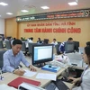 Cán bộ Trung tâm hành chính công tỉnh Hà Tĩnh giải quyết thủ tục hành chính cho người dân. (Ảnh: Hoàng Ngà/TTXVN)