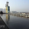 Thi công thảm bê tông Polymer trên mặt cầu Thăng Long. (Ảnh: Huy Hùng/TTXVN)