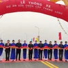 Phó Thủ tướng Chính phủ cùng lãnh đạo Bộ Giao thông Vận tải và thành phố Hà Nội cắt băng thông xe cầu Thăng Long. (Ảnh: Việt Hùng/Vietnam+)