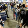 Những ngày qua, hàng khách đến sân bay Tân Sơn Nhất đi máy bay ngày một đông hơn (Ảnh: CTV/Vietnam+)