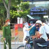 Một chốt kiểm soát người ra vào thành phố Hải Dương tại chốt kiểm tra trên đường Trường Chinh. (Ảnh: Mạnh Minh/TTXVN)